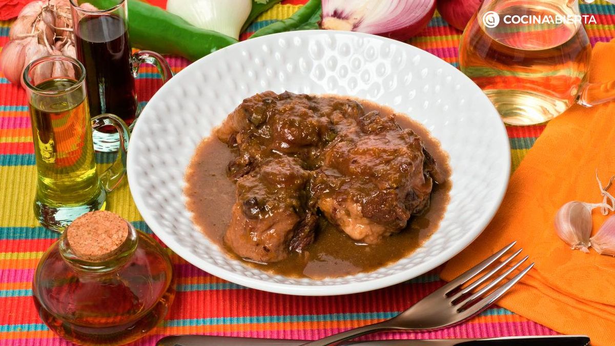 El rabo de toro guisado es una receta tradicional de la gastronomía navarra