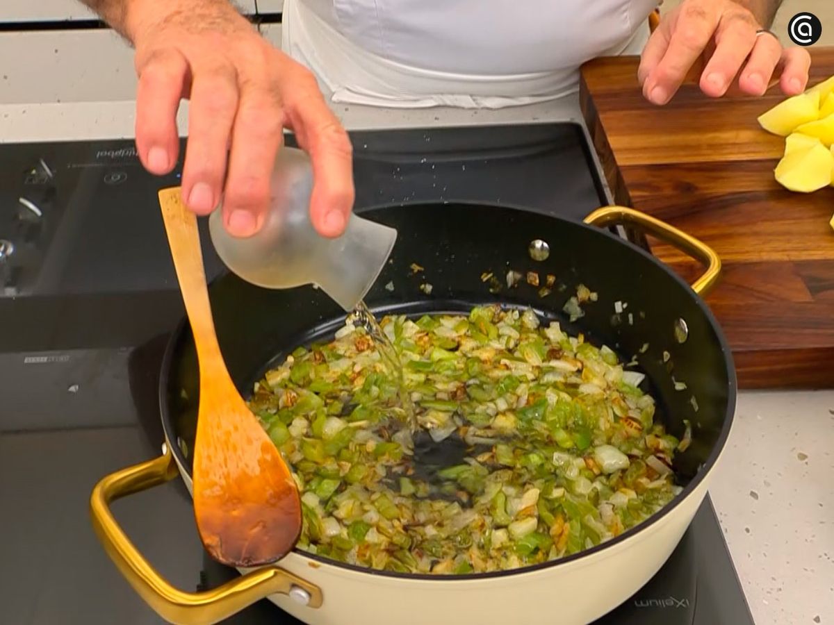 Rehoga la cebolleta y los pimientos, y luego añade el vino