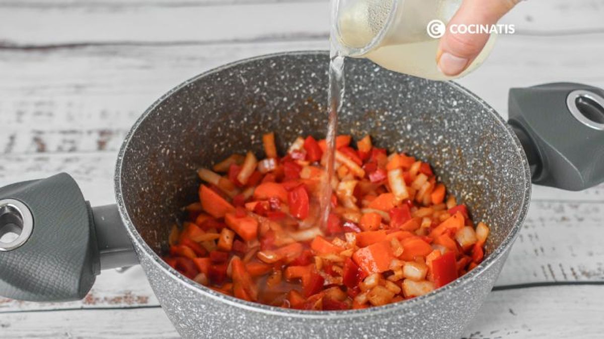 Agregamos el vino al sofrito de verduras