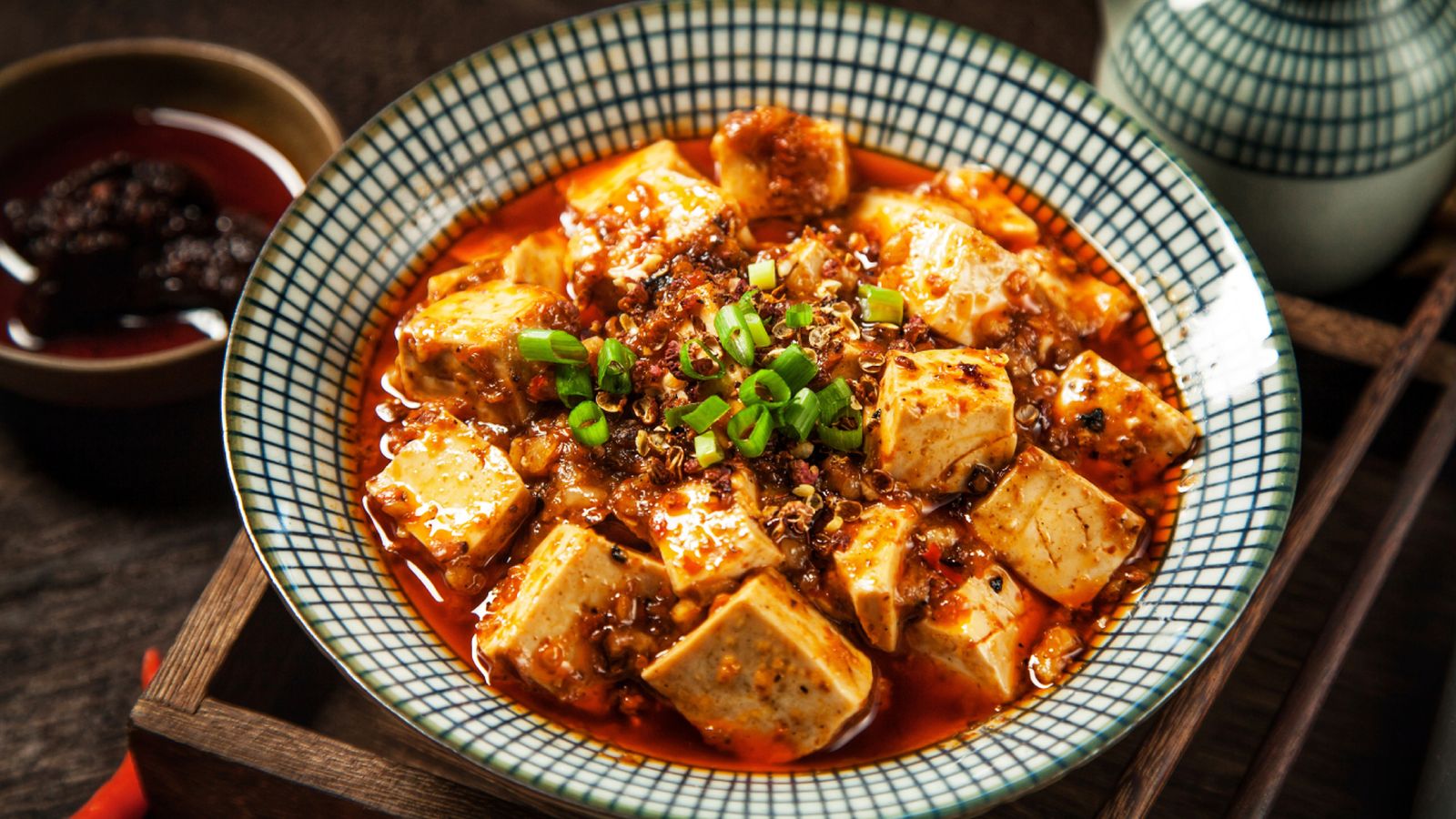 El tofu marinado gana intensidad y textura al cocinarse. Es uno de los ingredientes más versátiles de la cocina vegetal.