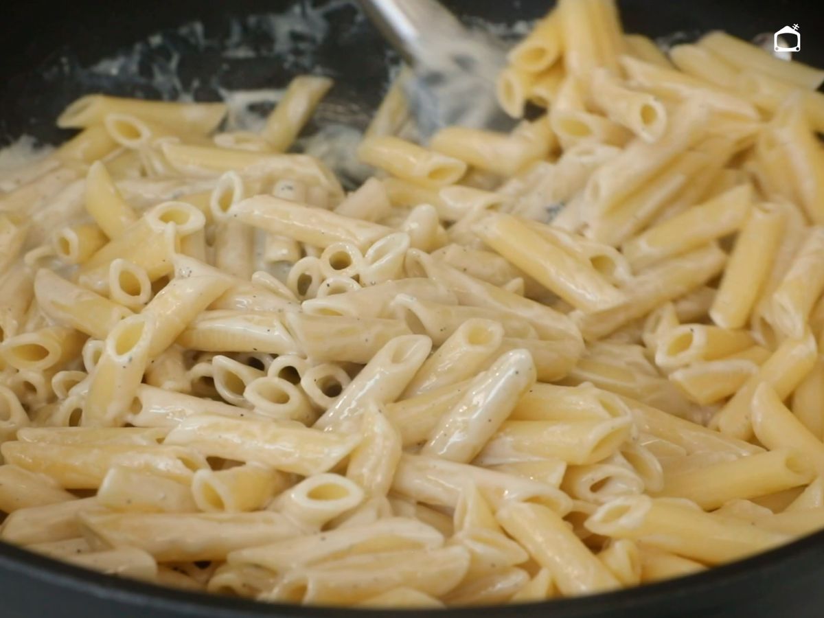 Mezcla la salsa con los macarrones