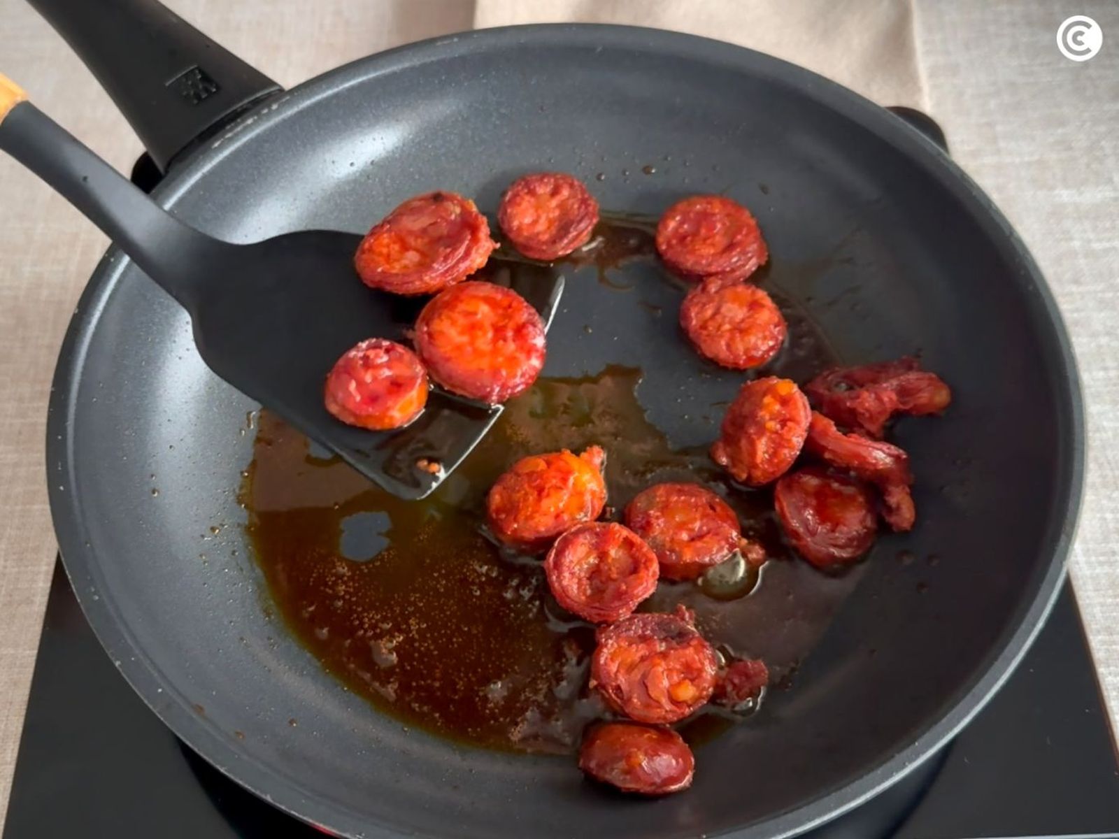 Chorizo frito para los huevos a la flamenca