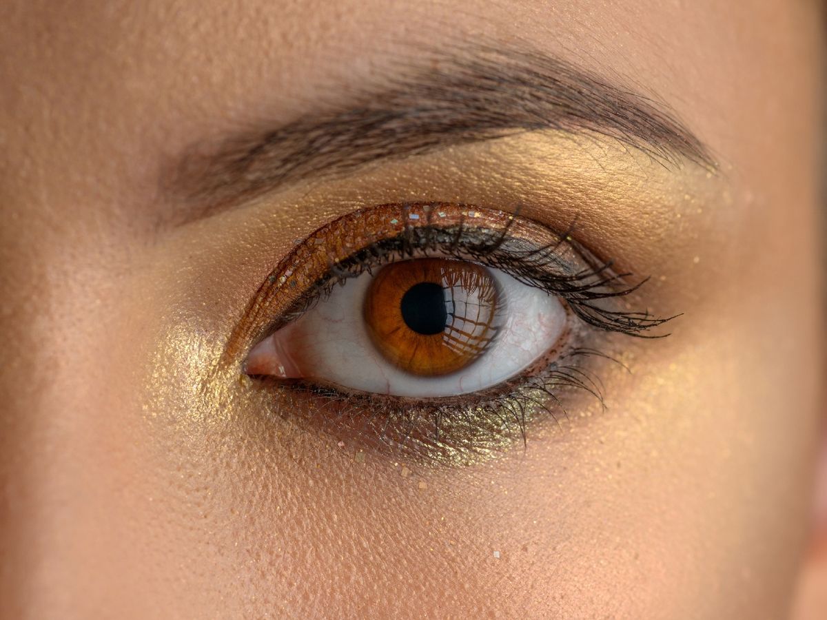 Los tonos dorados resaltan los ojos color avellana