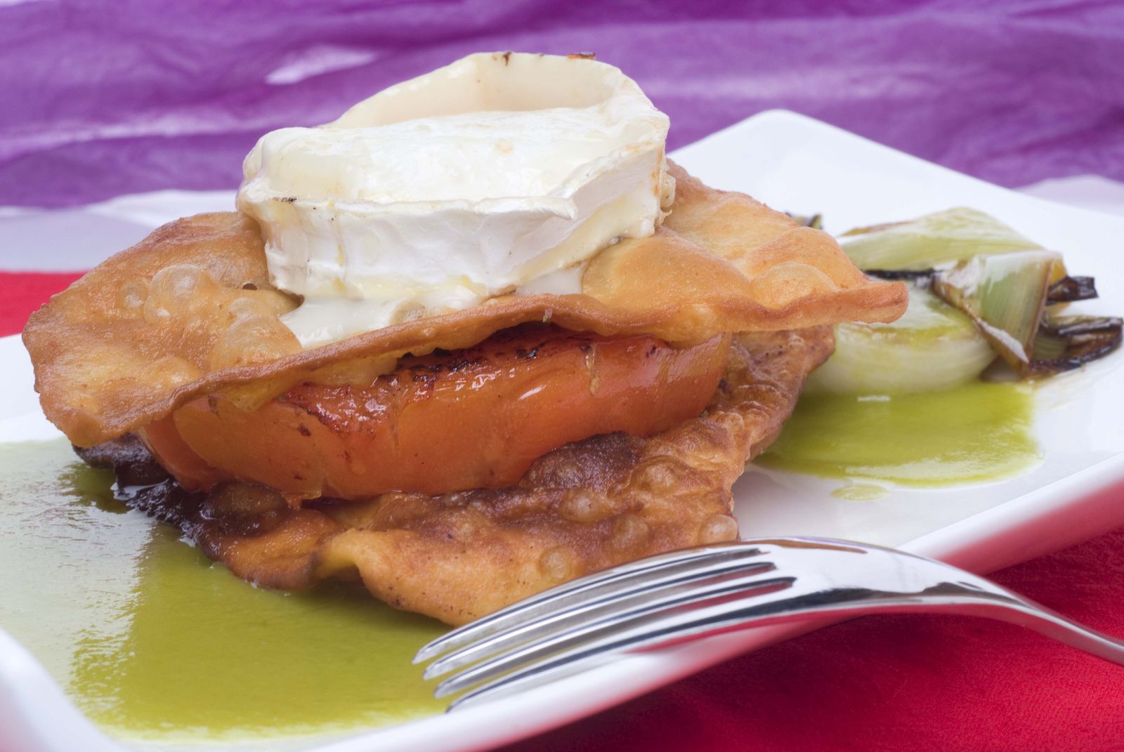 milhojas de empanadilla con tomate y queso de cabra