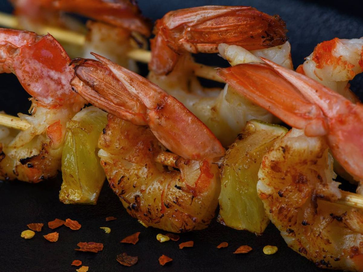 Los langostinos a la parrilla son una opción a la típica brocheta de carne.