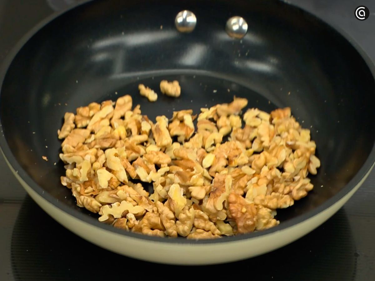Tuesta las nueces en una sartén