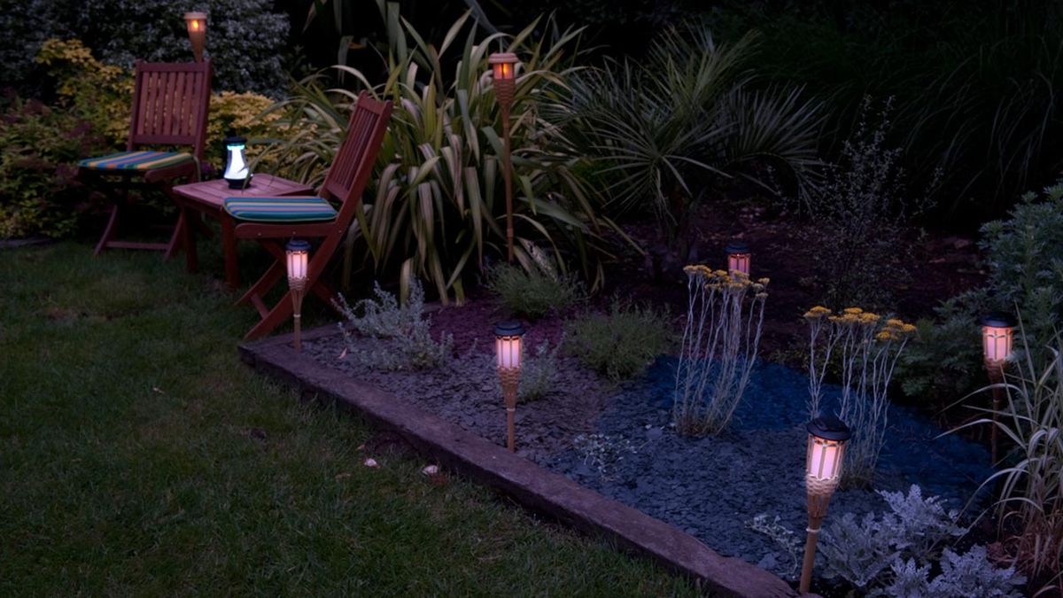 brico 0567 2 balizas jardin solares detalle