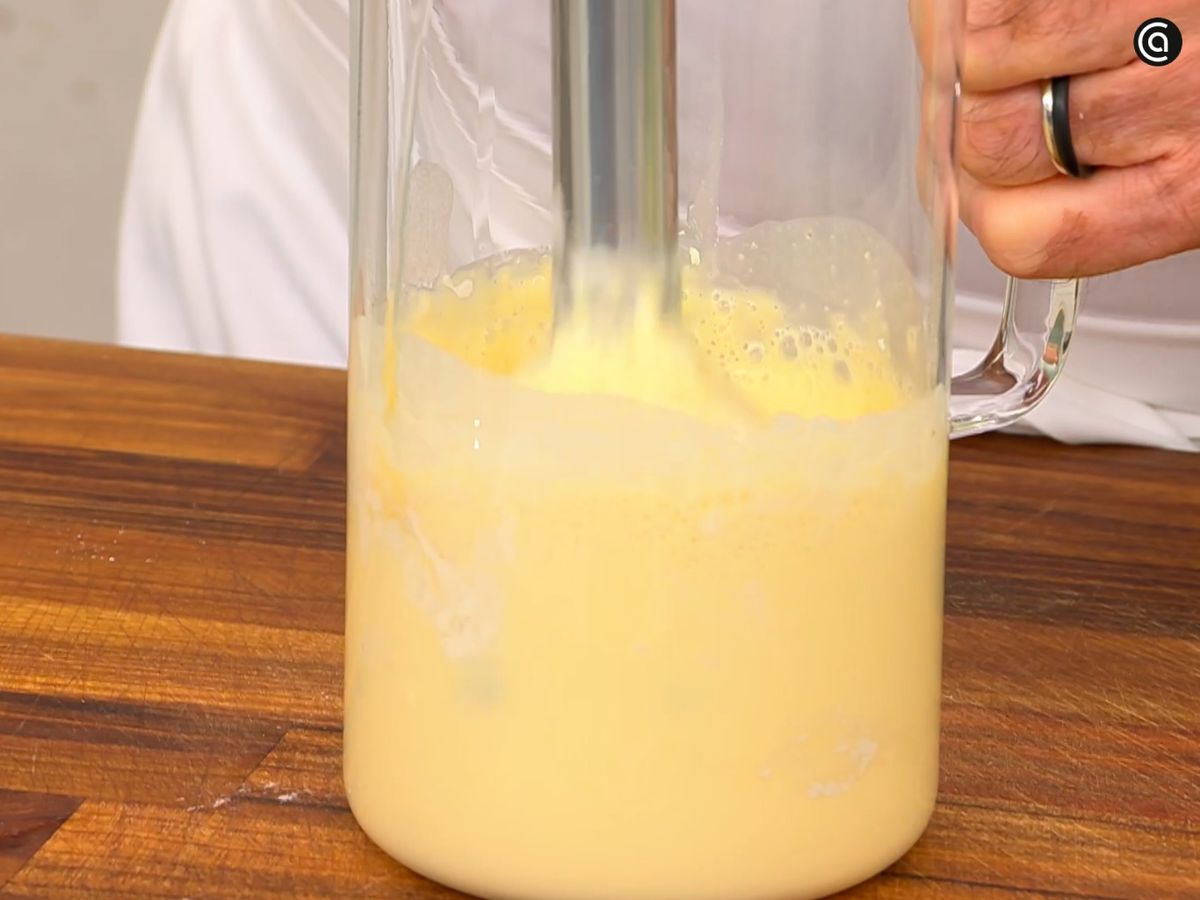 Tritura los ingredientes hasta obtener una masa suave para los crepes