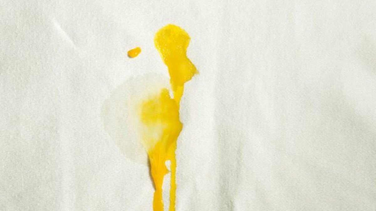 mancha de huevo sobre mantel blanco