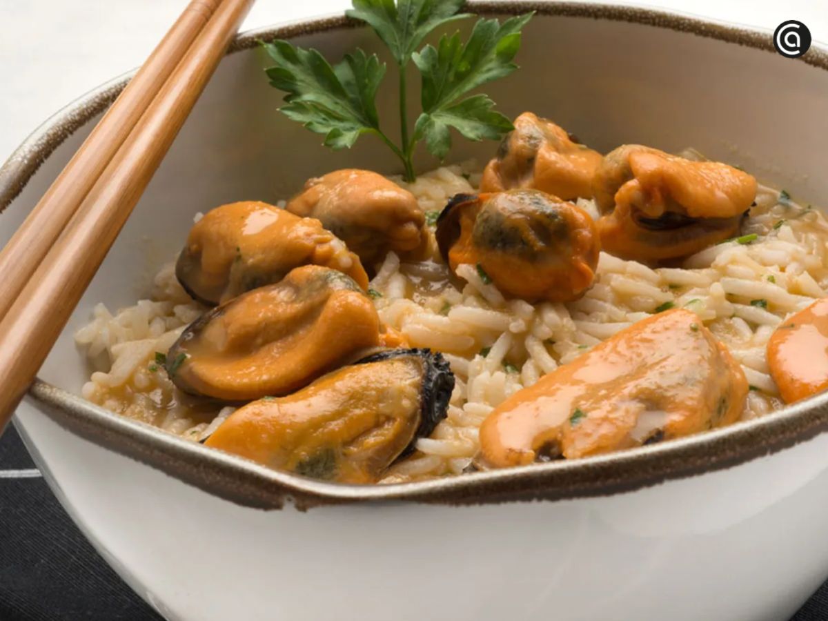 Basmati suelto con mejillones frescos en salsa picante, un plato con carácter y sabor a mar.