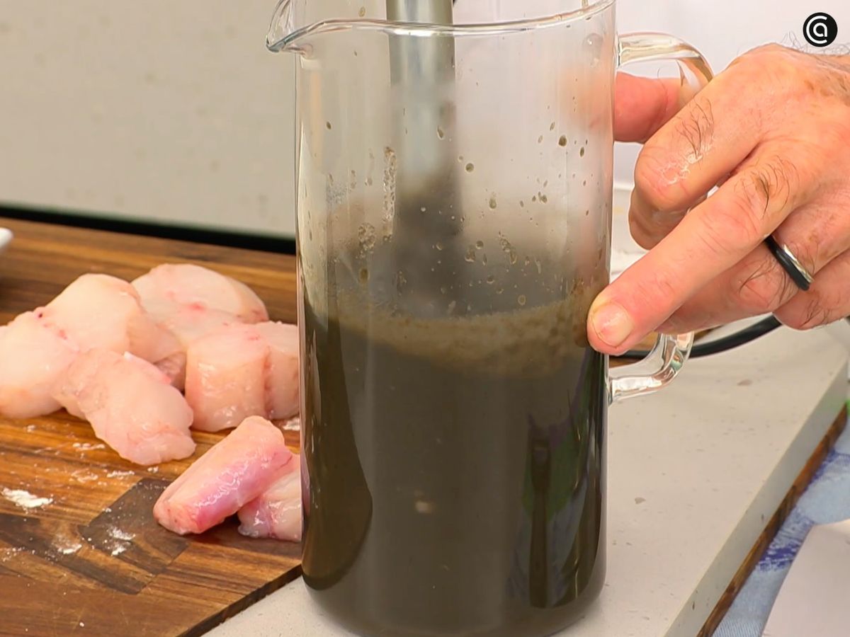 Tritura la mezcla hasta que quede una salsa suave y uniforme