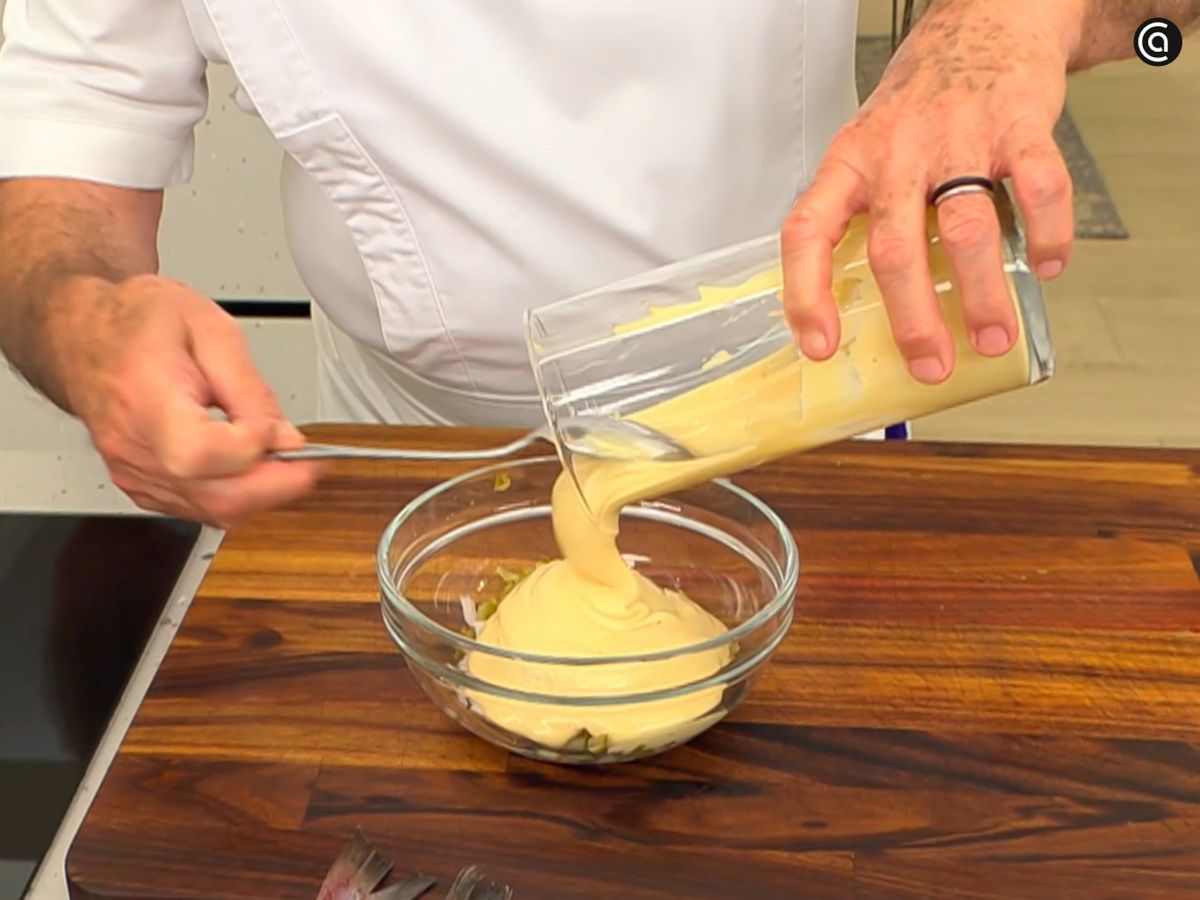 Mezcla la mahonesa de soja con alcaparras y cebolla para hacer salsa tártara