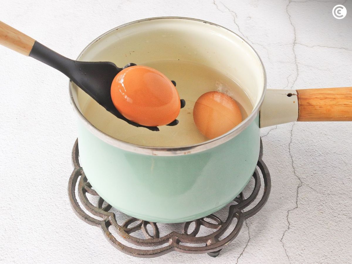Cocer huevos para la ensalada murciana