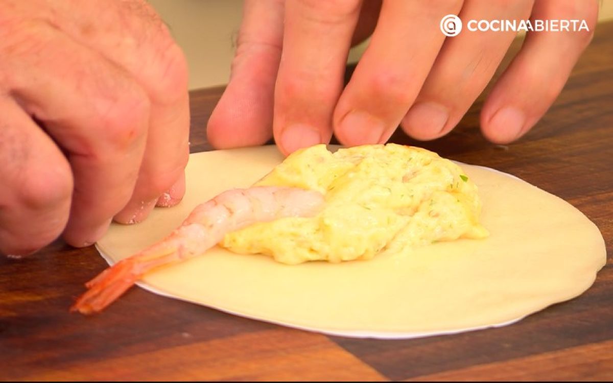 Coloca una porción de la masa en el centro de cada oblea