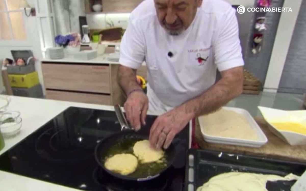 Fríe los huevos al cielo en el aceite que habías reservado antes