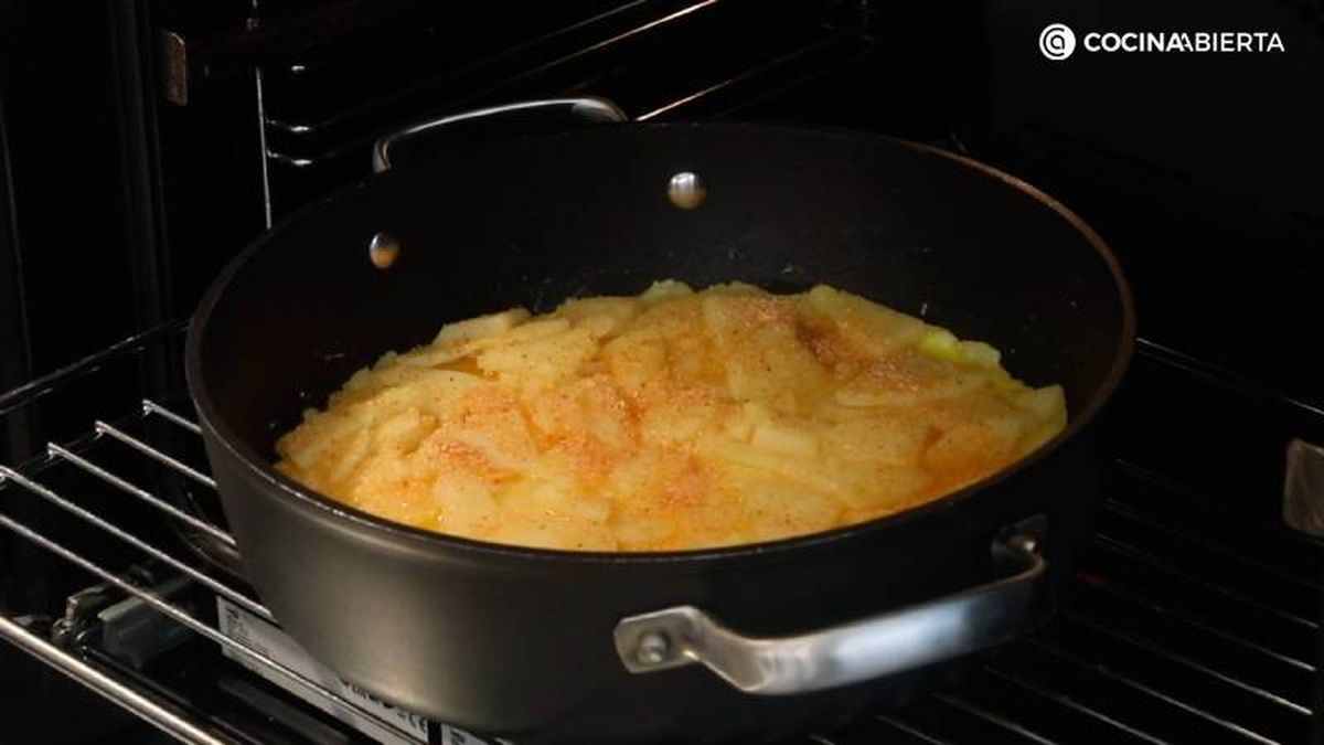 Condimenta y hornea las patatas con huevo