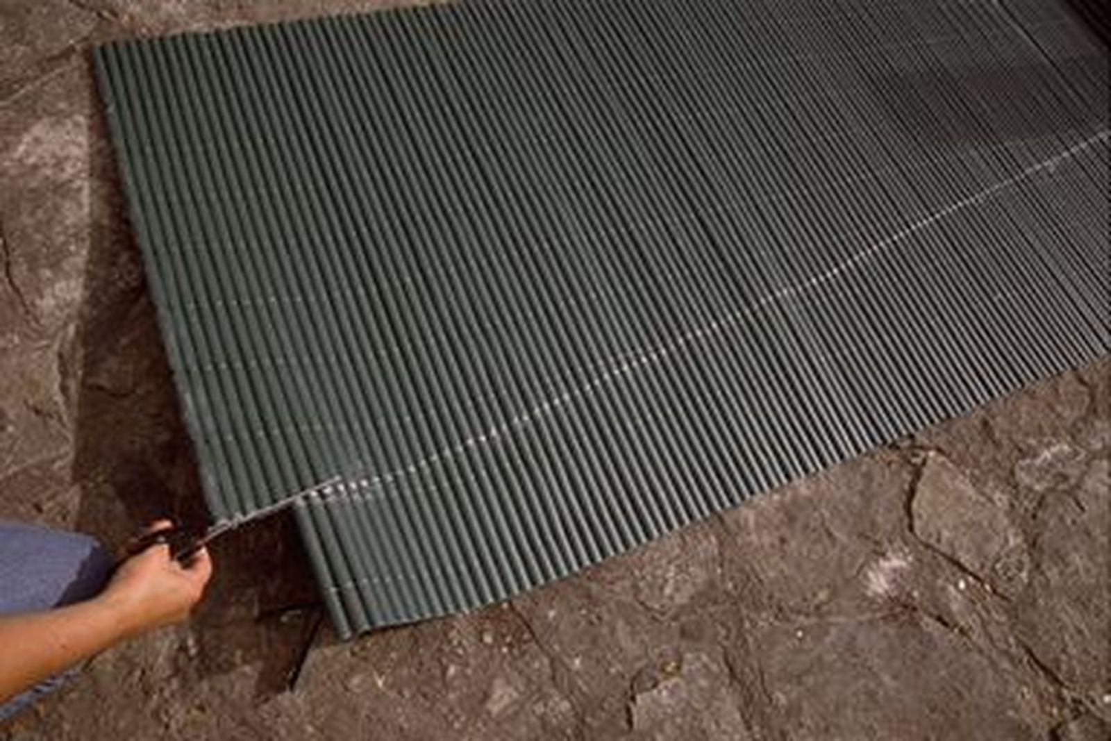 Forrar puerta metálica exterior con cañizo de plástico paso 5 Forrar puerta metálica exterior con cañizo de plástico paso 5