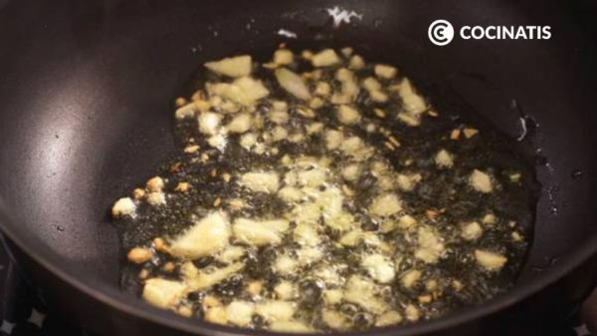 Cocina el ajo hasta que empiece a dorarse