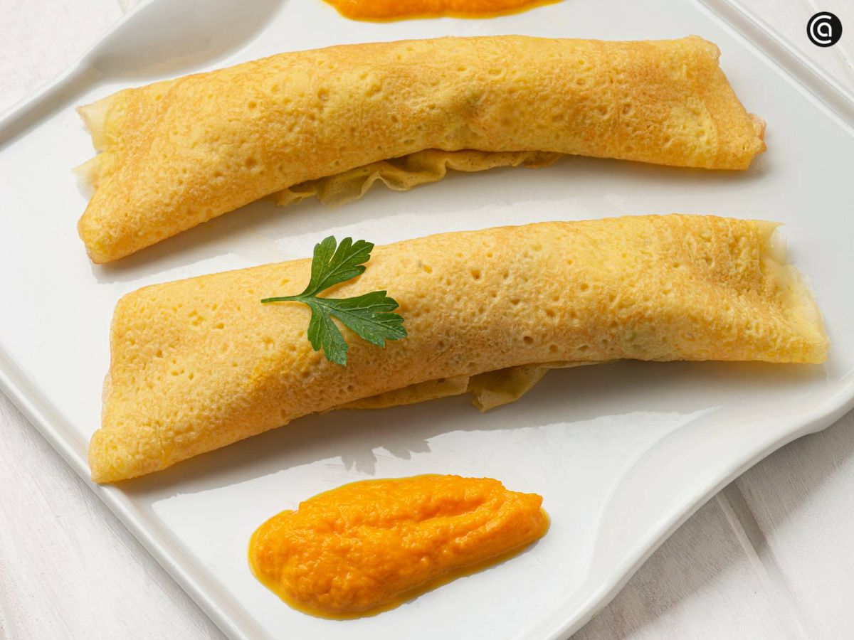 Sirve los crepes de pavo, puerro y queso acompañados de la crema de zanahoria