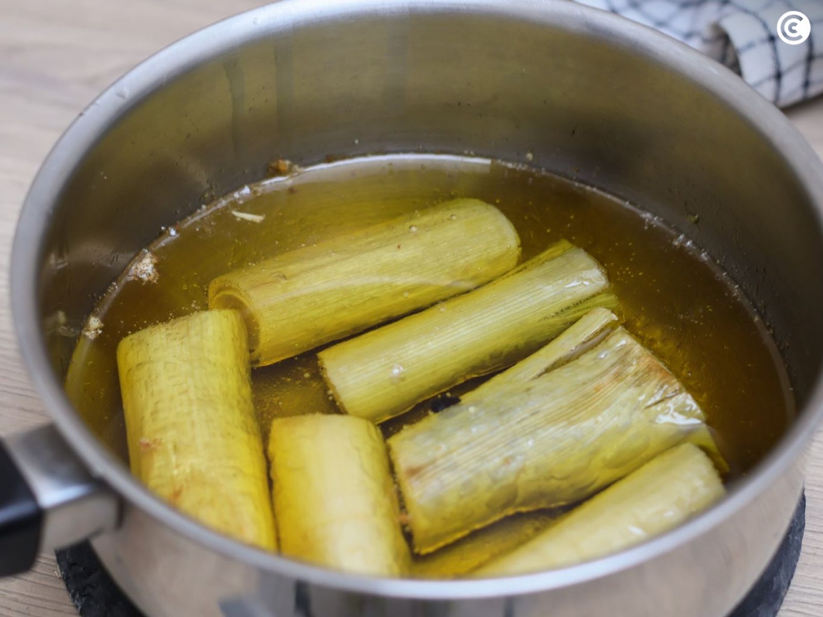 Freír los puerros para hacerlos confitados