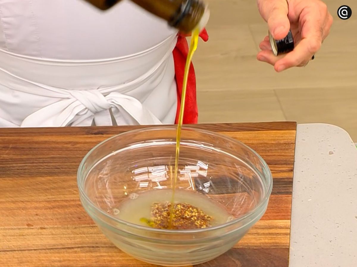 Emulsiona el zumo de limón con mostaza y aceite, removiendo hasta que se integren