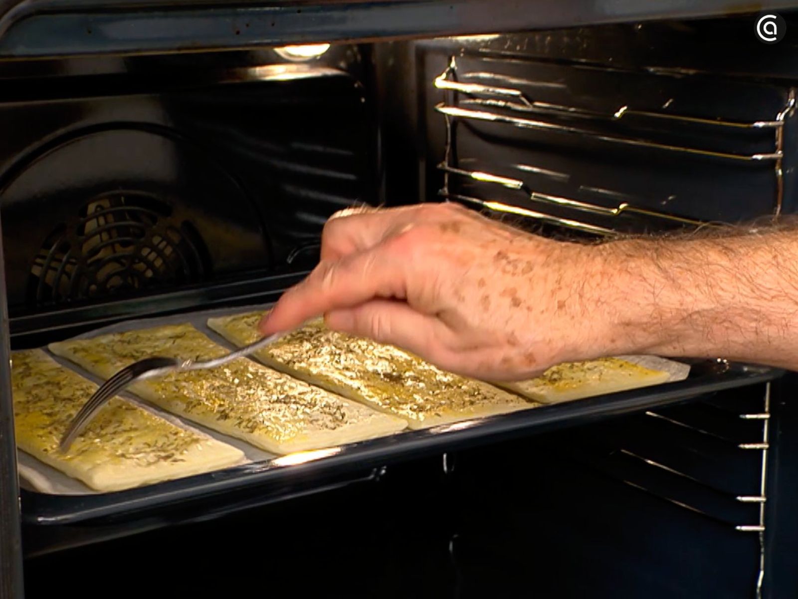 Pincha el hojaldre con un tenedor