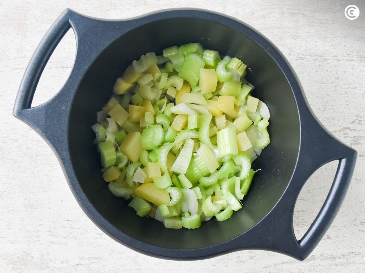 Sofrito de cebolla, patata y apio para hacer una crema