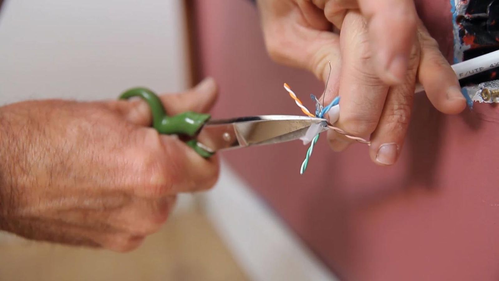 Cómo conectar una toma de red RJ45 paso 3 Cómo conectar una toma de red RJ45 paso 3