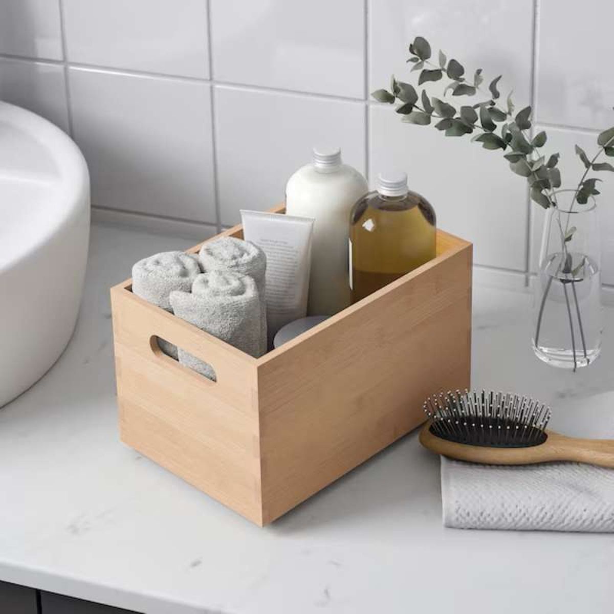 Caja de madera con almacenaje para el baño.