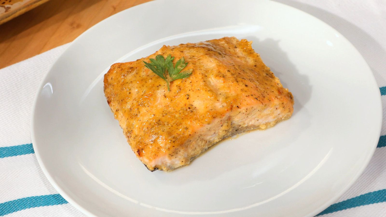 Disfrútalo con arroz blanco, patatas al horno o verduras Salmón cajún al horno Paso 5