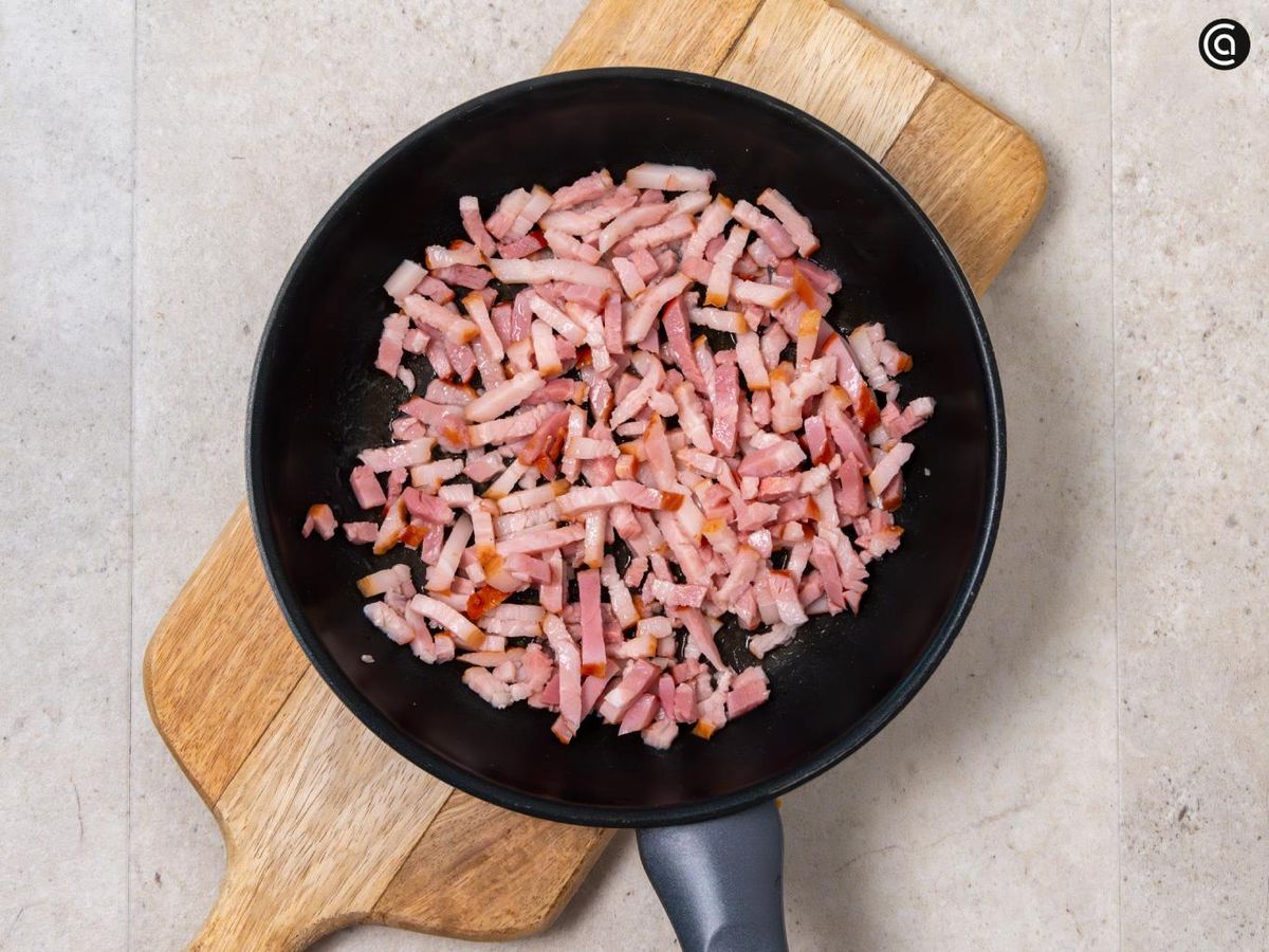 Dora el bacon en una sartén
