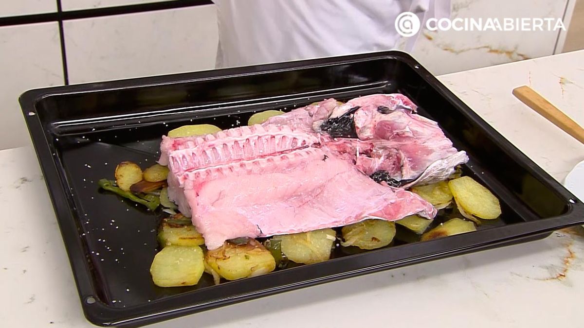 cogote de merluza al horno con patatas y vinagre caliente receta joseba arginano karl67370321 paso2