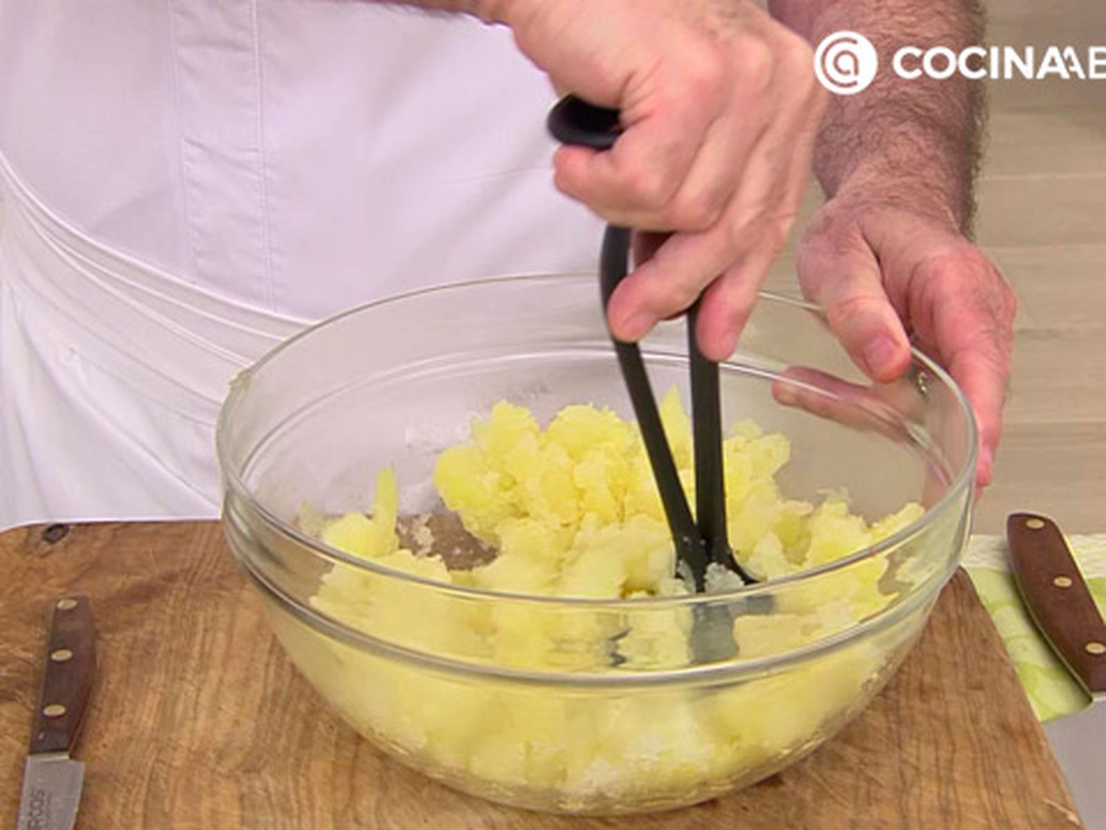Aplasta las patatas cocidas con ayuda de un prensador karl6758 patatas meneas p1