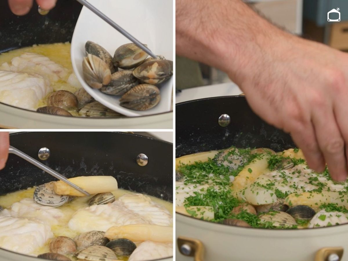 Da la vuelta a la merluza, añade las almejas, los espárragos y el perejil, y cocina