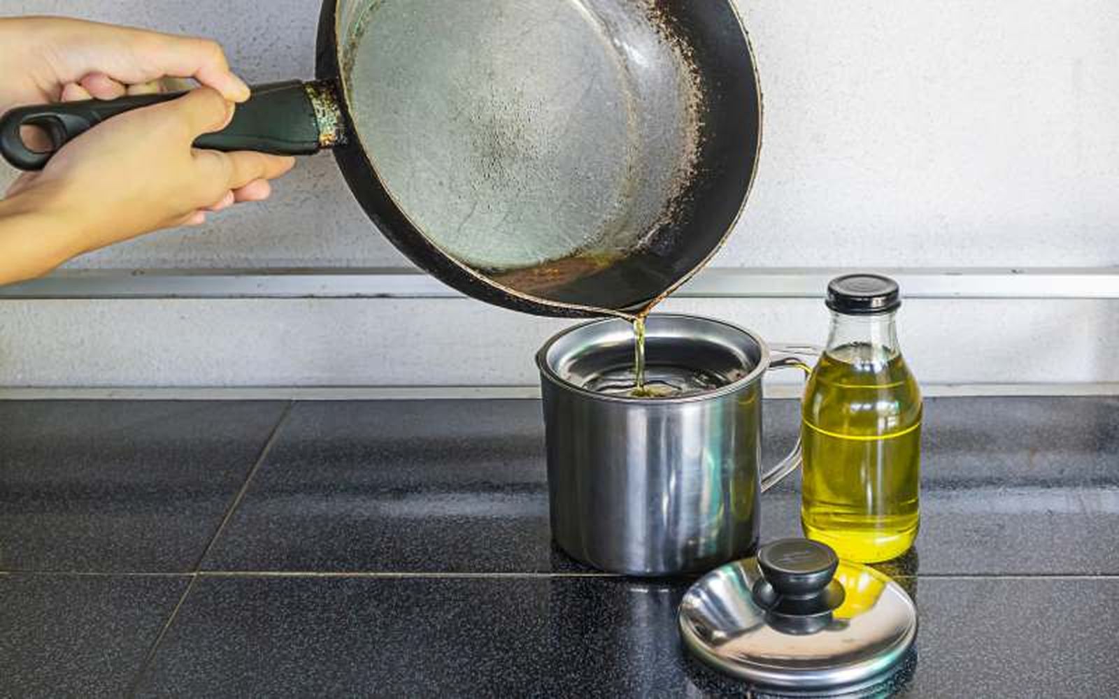 Mantén el aceite en un lugar fresco y alejado de la luz