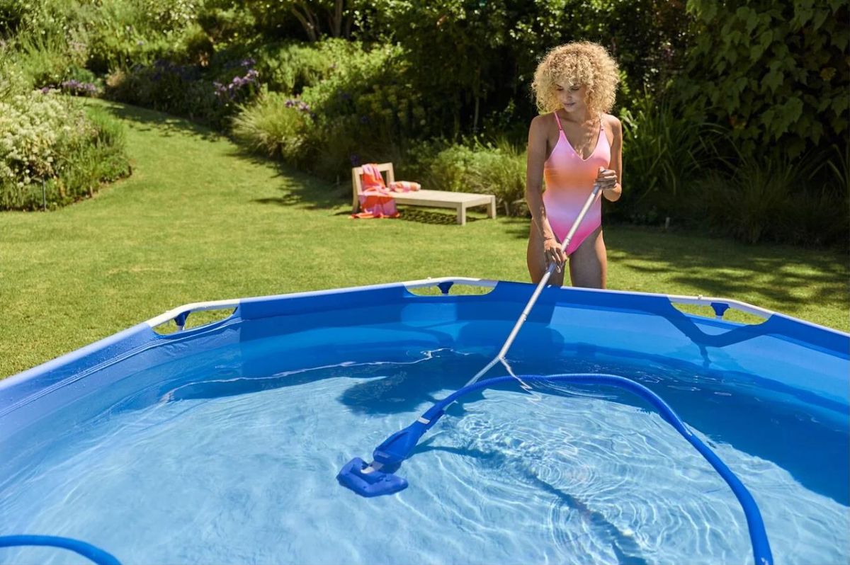 Limpiando la piscina con el set de Lidl.