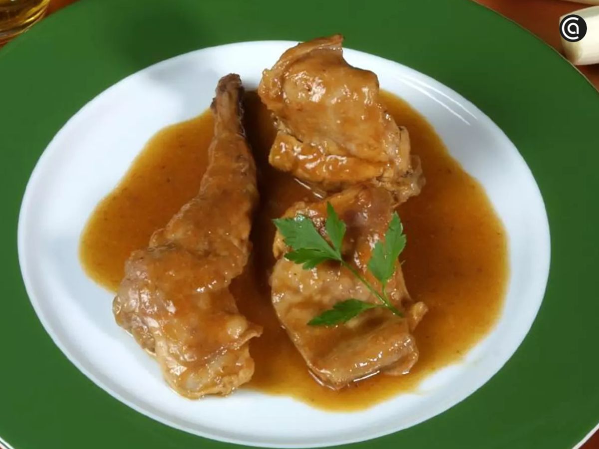 Conejo guisado en cerveza rubia con patatas, plato tradicional de cuchara.