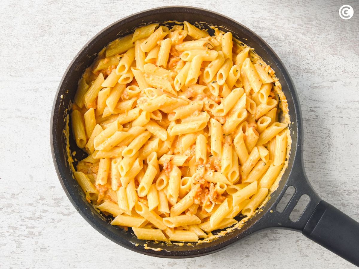 Mezclar la pasta con la salsa de calabaza