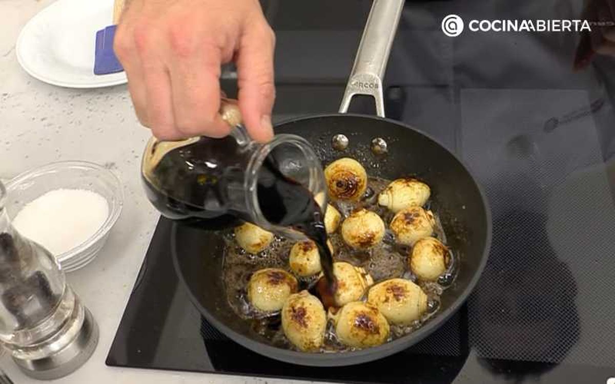 Vierte el vinagre y cocina las cebollitas a fuego suave