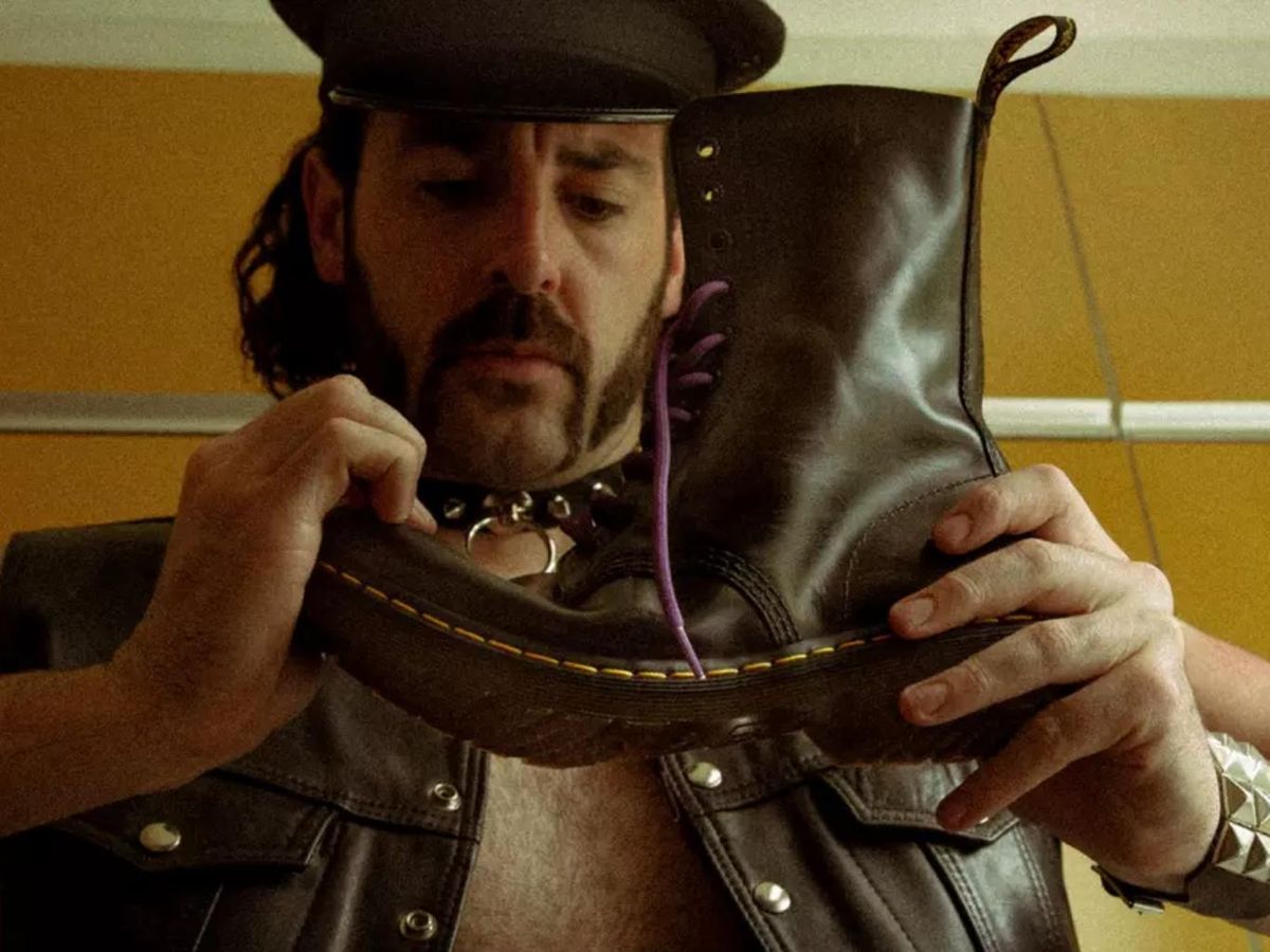 Ablandar las botas con las manos es un paso esencial.