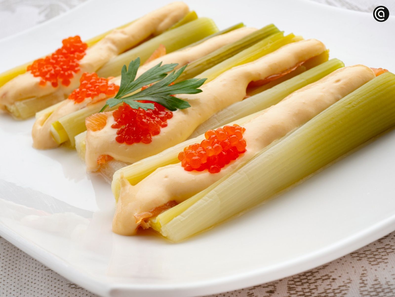 Puerros cocidos con salmón ahumado, receta de Karlos Arguiñano