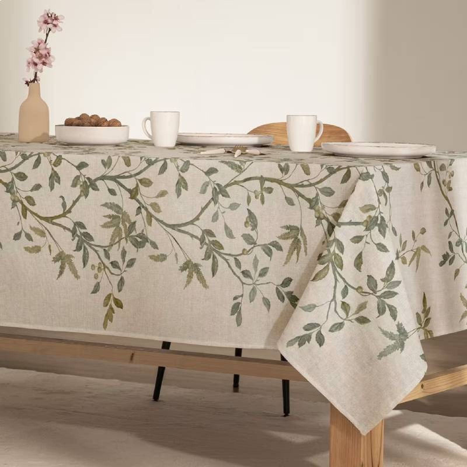 Decoración de mesa con mantel de Zarza Verde de Maisons Du Monde. Decoración de mesa con mantel de Zarza Verde de Maisons Du Monde.