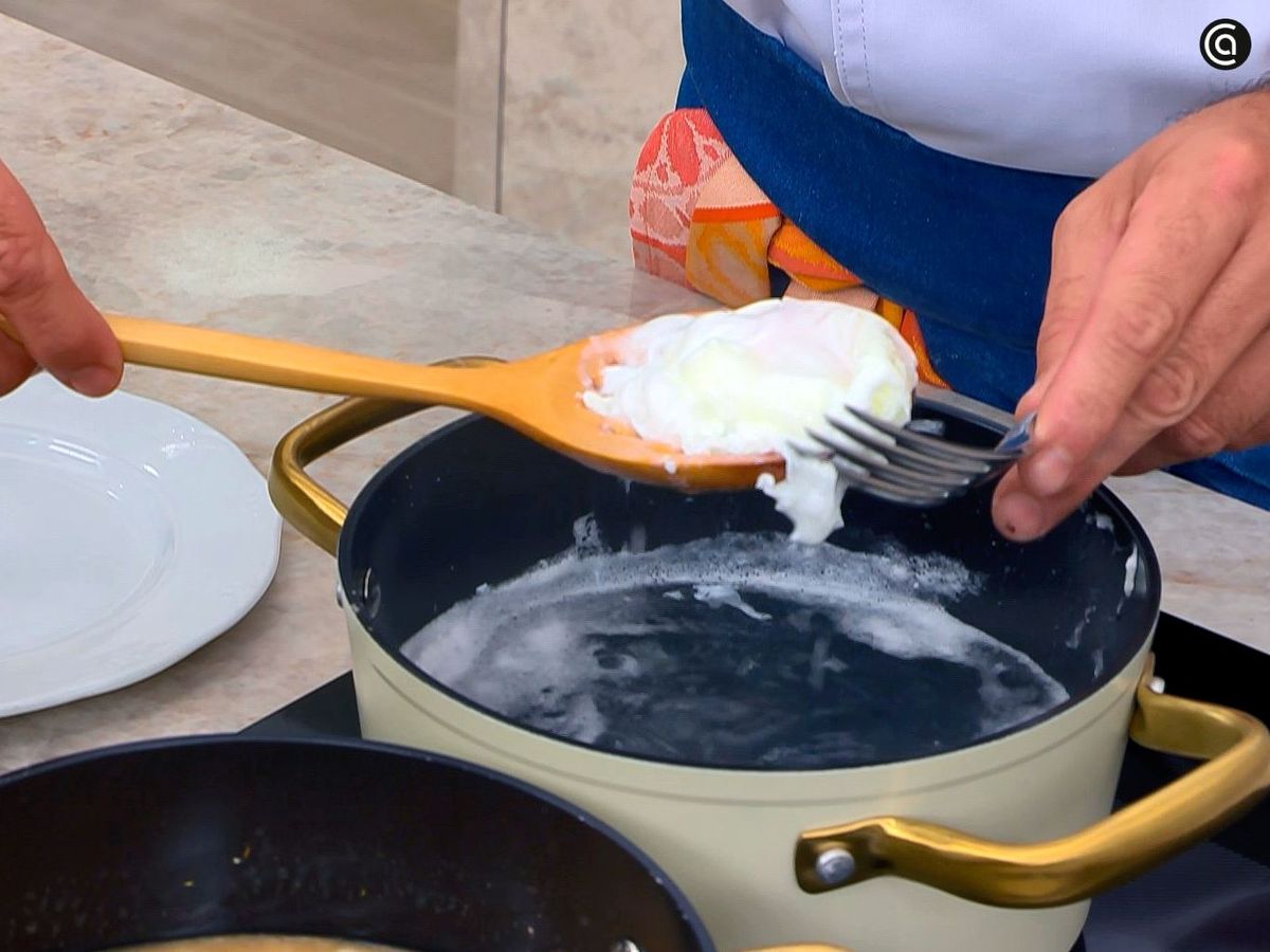 Hacer huevos escalfados para las pochas con bacalao
