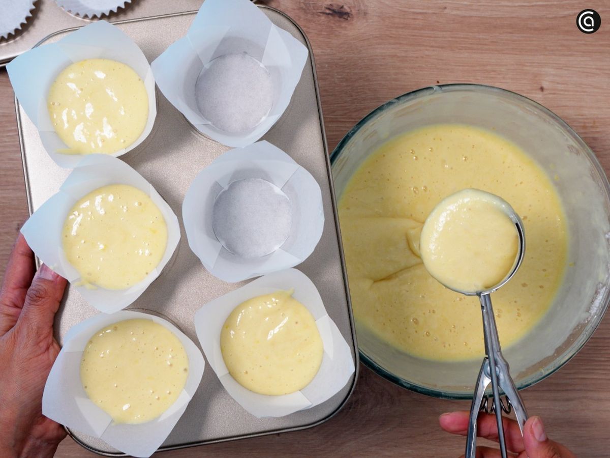 Rellena los moldes de magdalenas con la masa y hornea hasta que estén doradas