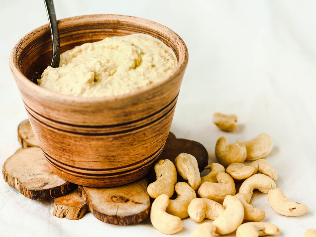 Queso vegano casero elaborado con anacardos y levadura nutricional, ideal para sustituir el parmesano.