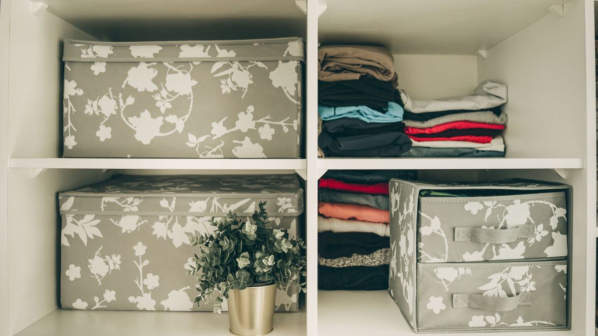 Forrando las cajas de regalo logras unas cajas decorativas para estanterías