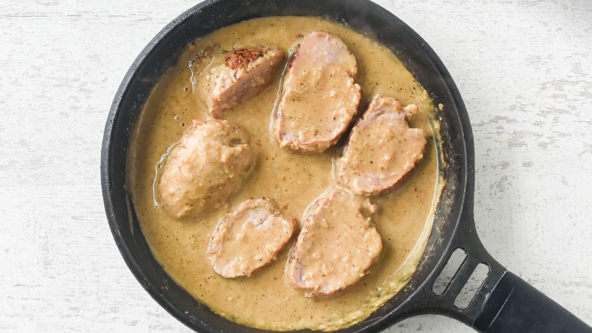 Cocinar los medallones de solomillo en la salsa