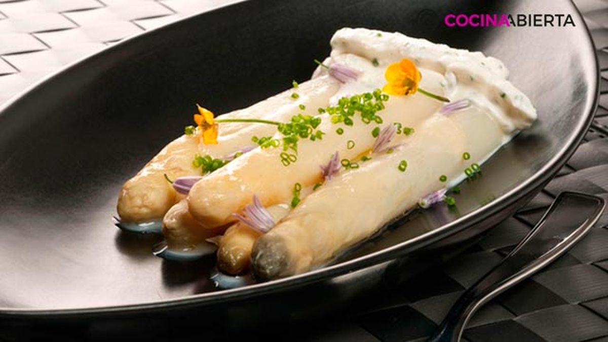 esparragos blancos con crema de ajo y cebollino