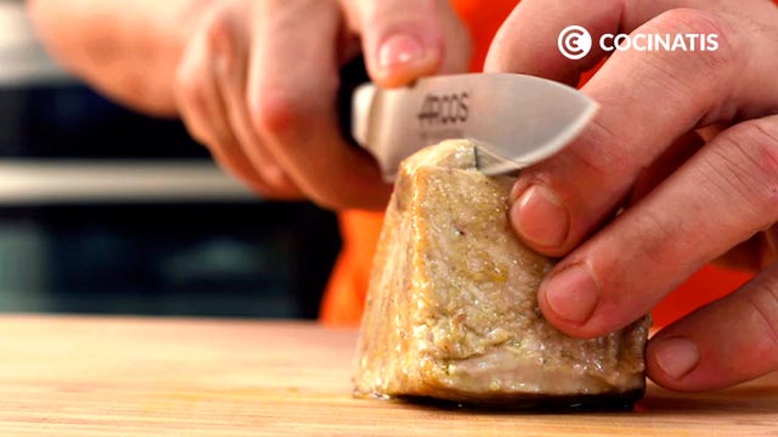 Corta el bonito en rodajas gruesas Receta de bonito en escabeche paso 6