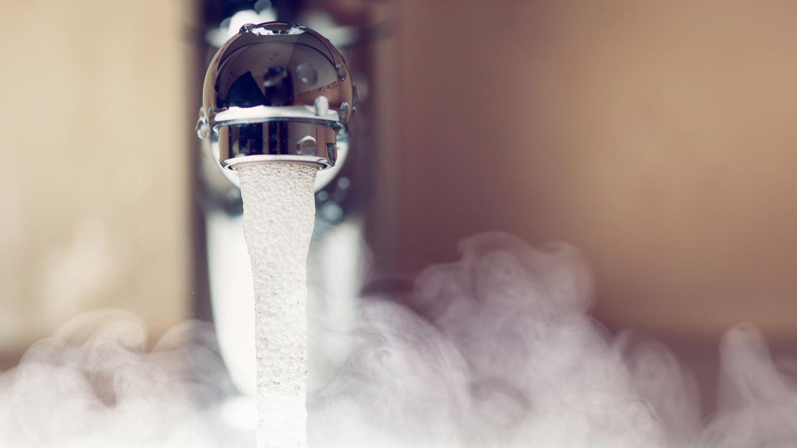 lavar cara agua caliente
